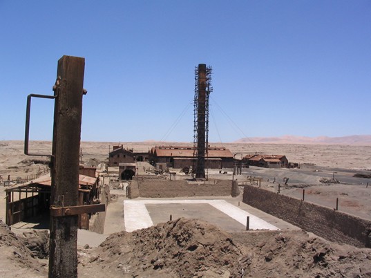 Fábrica Abandonada De Beneficiamento Salitre No Deserto Do Atacama (Chile). O Deserto É Conhecido