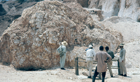 Thure Georg Sahama (à direita) e sua equipe investigando ocorrências geológicas em uma mina no antigo Reino de Ancolé, na Uganda (África Subsaariana).
