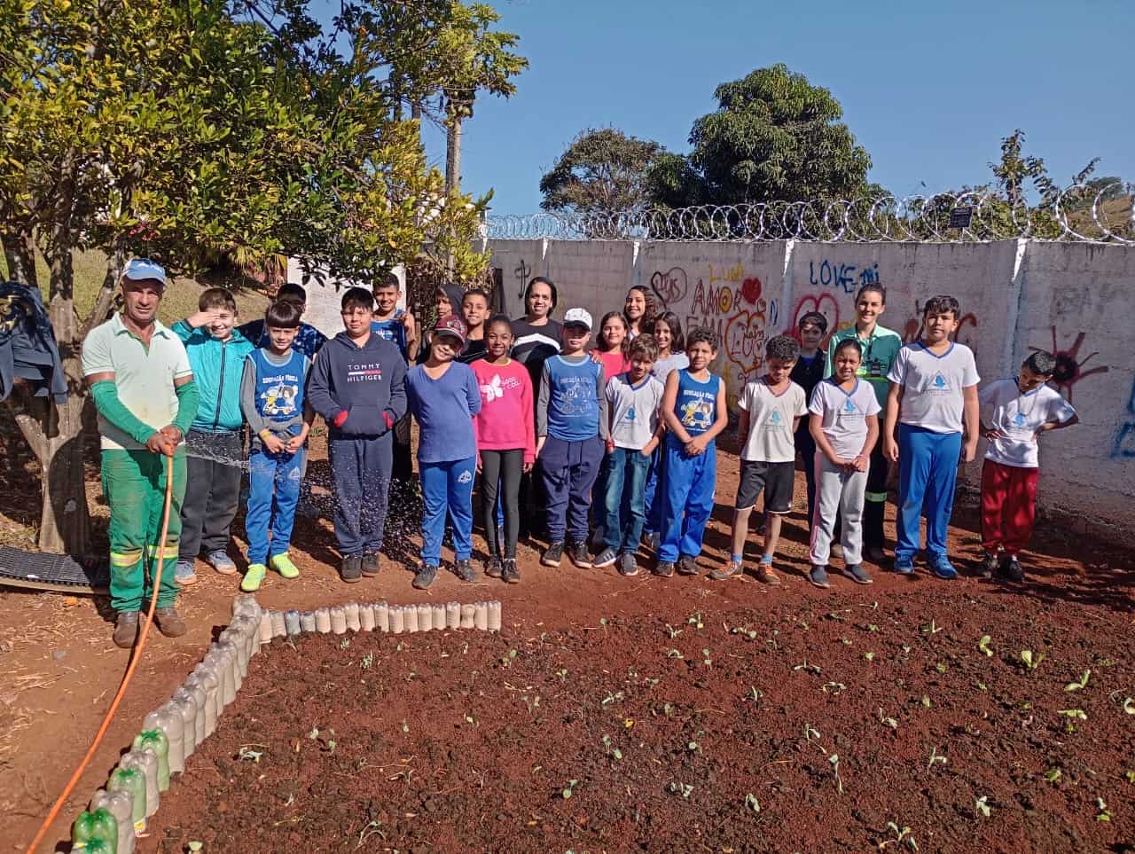 Implantação Da Horta Na Escola Municipal Amélia Maria Franco Através Da Ação “Plantando Meu Próprio Alimento” Do Programa De Educação Ambiental (Pea) Da Verde. 